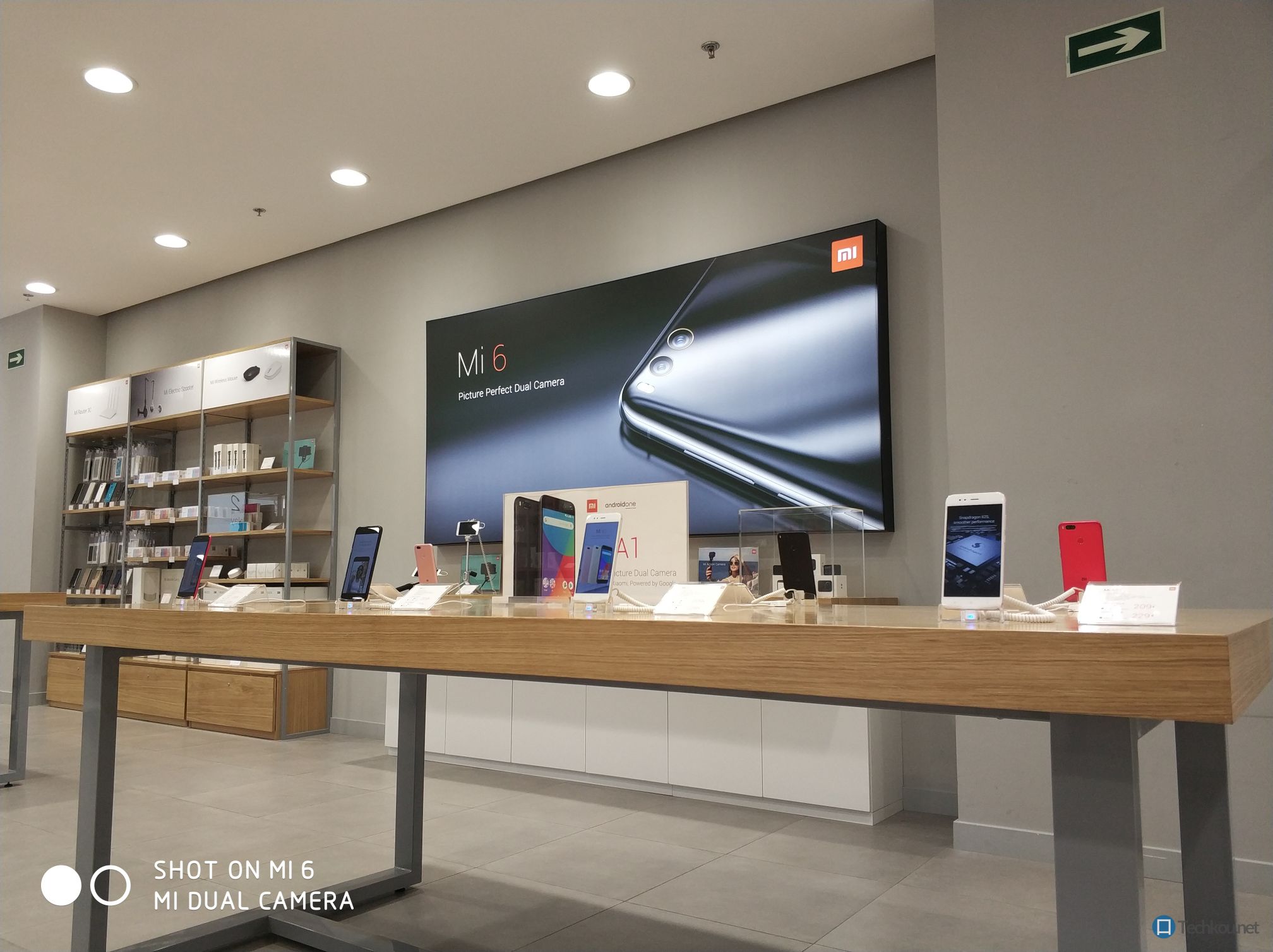 Xiaomi mi store madrid marketing poster englisch