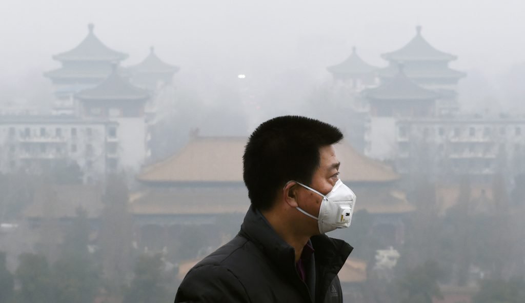 mann träägt atemschutzmaske in china luftverschmutzung