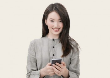 erwachsene chinesin mit smartphone