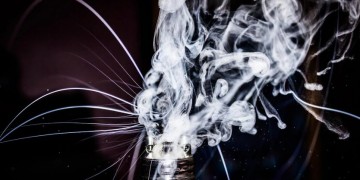 e-zigarette qualmende coil stock bild